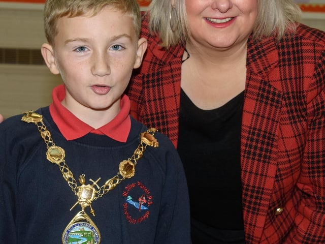 The Mayor, Councillor Sandra Duffy paid a visit to St Oliver Plunkett PS in Strathfoyle as part of Derry City and Strabane District Council’s Local Democracy Week where she was joined by Councillor Rachal Ferguson and pupils from Primary 7. Following a series of questions and answers the children all tried the Mayoral Chain on. Picture Martin McKeown. 23.11.2:.