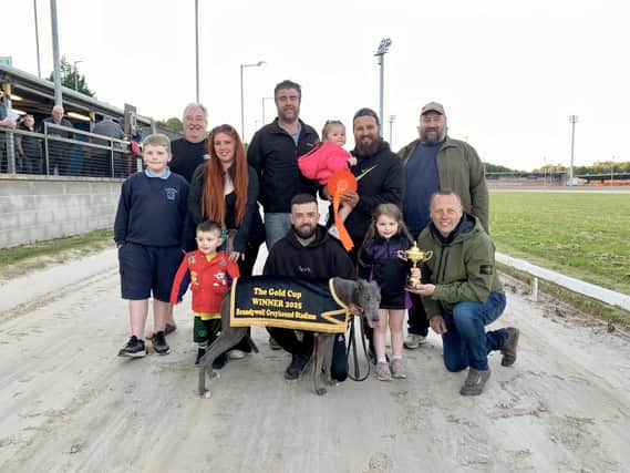 Do it Jella pictured with the Friel family, sponsors Michael Young, Greg White and his son Jon, Martin Hagan and owner Andrew White.