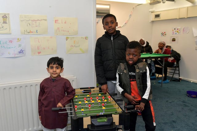 Children play games at North West Islamic Association ‘s Tea and Tour day in Pennyburn on Sunday afternoon last. Photo: George Sweeney. DER2311GS – 14