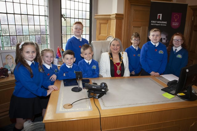 GUILDHALL VISIT. . . . The Mayor of Derry City and Strabane District Council, Sanda Duffy pictured with the School Council from St. Paul’s PS, Slievemore, Derry, during their visit to the Guildhall on Monday morning last. (Photos: Jim McCafferty Photography)