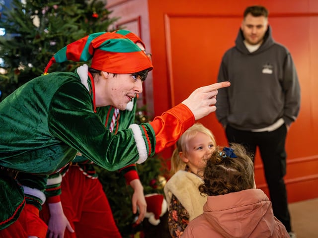 Derry, Northern Ireland. 7 November 2025. Performers entertain shoppers at Foyleside Shopping Centre ahead of Santa’s grand entrance during the Christmas celebrations. Credit: Aodhan Roberts. : Christmas at Foyleside. Photos by Aodhán Roberts.