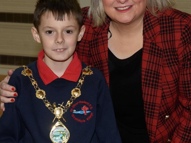 The Mayor, Councillor Sandra Duffy paid a visit to St Oliver Plunkett PS in Strathfoyle as part of Derry City and Strabane District Council’s  Local Democracy Week where she was joined by Councillor Rachal Ferguson and pupils from Primary 7. Following a series of questions and answers the children all tried the Mayoral Chain on. Picture Martin McKeown. 23.11.2:.