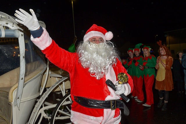 Santa and his helpers arrive at the Creggan Community Collective, Cromore Gardens, on Friday evening last. DER2249GS – 28