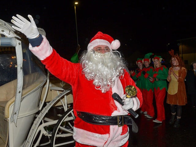 Santa and his helpers arrive at the Creggan Community Collective, Cromore Gardens, on Friday evening last. DER2249GS – 28