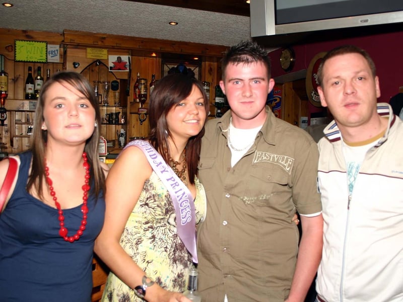 Left to right Roisin, Shannon, Stephen and Knoxie having fun at the party in the Abercorn. 4166/dd : Parties and celebrations June 2006: Shannon Doherty.