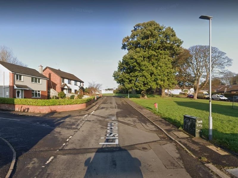 Lisnarea Avenue (Ascaill Lios na Riabh). Probably Lios na Riabh or possibly Lios na Rí. The first seems more likely, as it is not a high status fort and the anglicised form is more compatible with this.