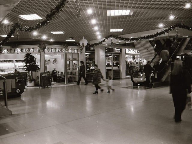Scenes from around the popular shopping areas of Derry in the run up to Christmas back in 1995.