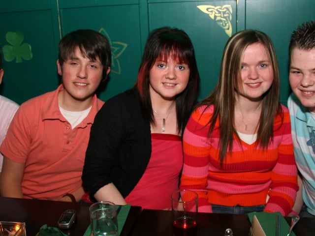 Derryn pictured with mates, Gavin, Matthew, Tina and Laura 0049JML : Parties and nights out in March 2006