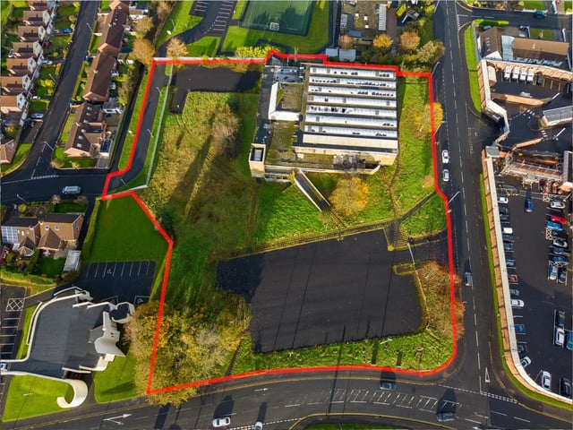 The former Lisnagelvin Leisure Centre in Derry’s Waterside has been placed back on the market with a guide price of £1m.
