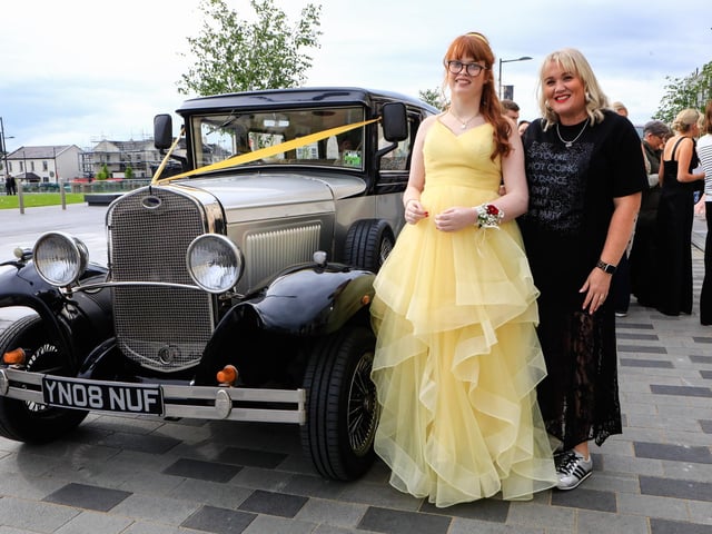 Aoibh Cutliffe arriving in style pictured with her mother Bríd at the Ardnashee formal held in the Ebrington Hotel. (Photo - Tom Heaney, nwpresspics) : .
