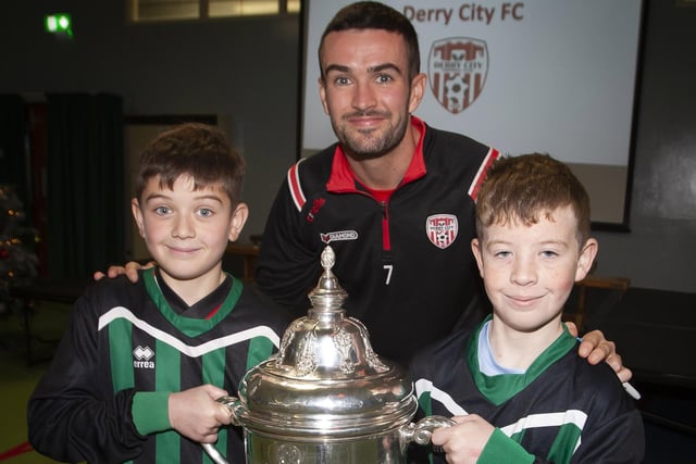Derry City FC’s Michael Duffy pictured with Greenhaw PS school football team captains Kian and Isaac.