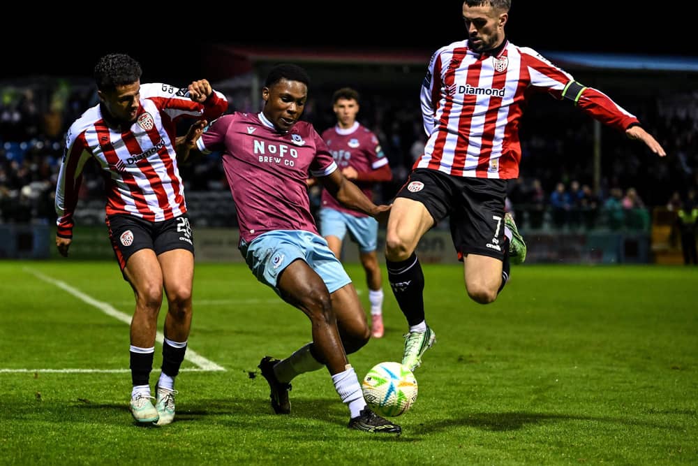 Edwin Agbaje of Drogheda United in action against Tyler Smith and Michael Duffy, right, of Derry City during the SSE Airtricity Men's Premier Division match between Drogheda United and Derry City at Sullivan & Lambe Park in Drogheda, Louth. Photo by Stephen McCarthy/Sportsfile