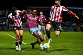 Edwin Agbaje of Drogheda United in action against Tyler Smith and Michael Duffy, right, of Derry City during the SSE Airtricity Men's Premier Division match between Drogheda United and Derry City at Sullivan & Lambe Park in Drogheda, Louth. Photo by Stephen McCarthy/Sportsfile