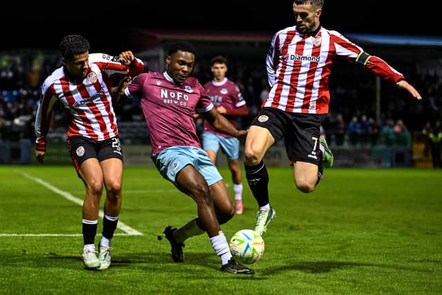 Edwin Agbaje of Drogheda United in action against Tyler Smith and Michael Duffy, right, of Derry City during the SSE Airtricity Men's Premier Division match between Drogheda United and Derry City at Sullivan & Lambe Park in Drogheda, Louth. Photo by Stephen McCarthy/Sportsfile