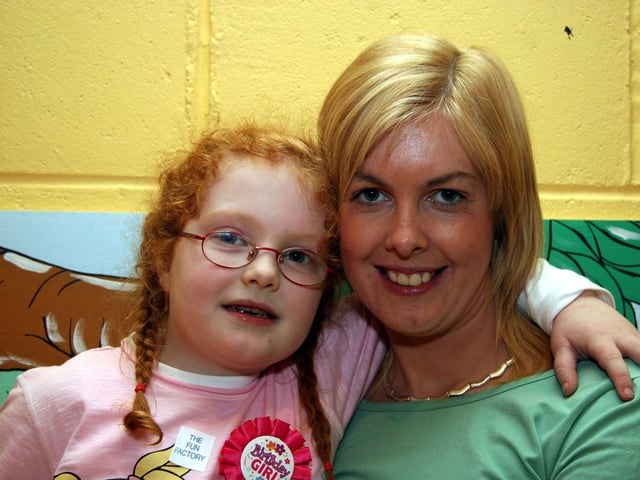 Caoimhe poses for the photographer with her mum at her 7th birthday party 0035JML : Parties and nights out in March 2006