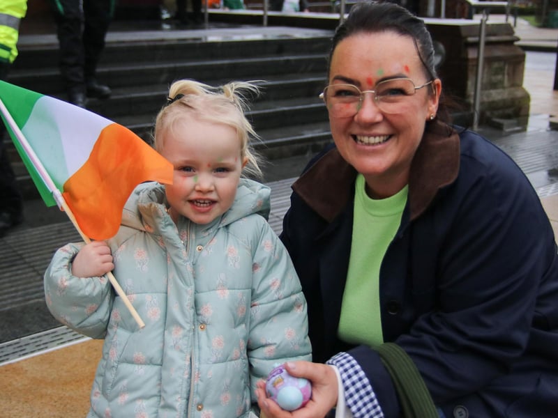 Stevie-Grace with mammy Natasha on St. Patrick’s Day in the Guildhall Square. (Photo - Deirdre Heaney, nwpresspics)
