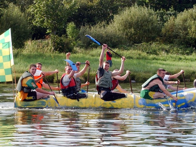 McLaughlin Building Contractors Raft crew flying the flag for Donegal. (1208C97)