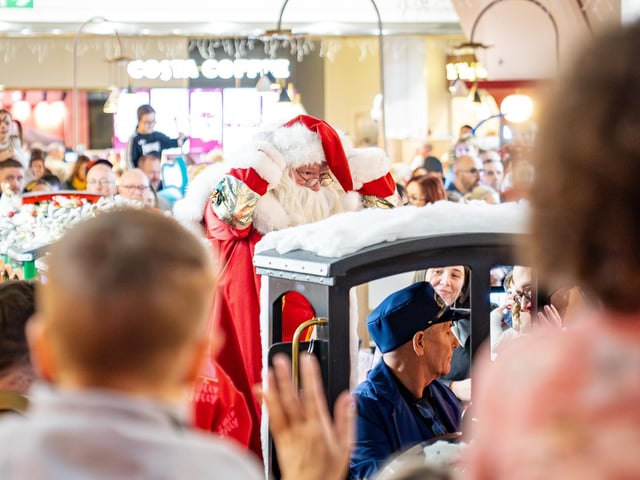 Derry, Northern Ireland. 7 November 2025. Christmas celebrations get underway at Foyleside Shopping Centre as Santa arrives to launch the festive season. Credit: Aodhan Roberts. : Joyous scenes as Santa arrives at Foyleside Shopping Centre and the festive lights are turned on. Photos: Aodhán Roberts.