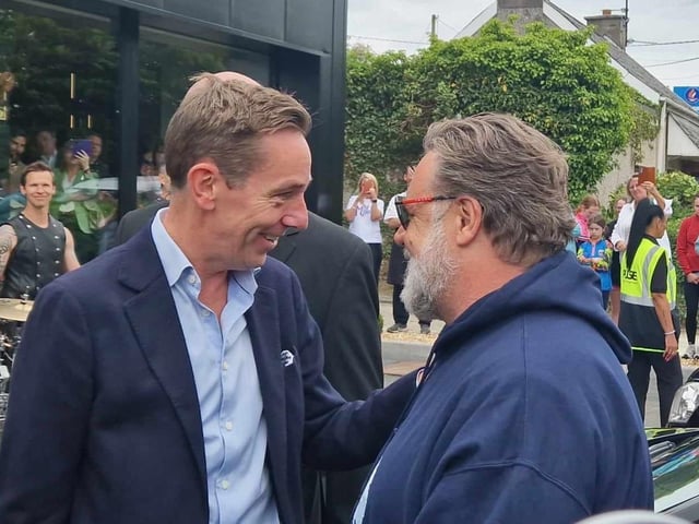 Ryan Tubridy greets Russell Crowe in Muff.