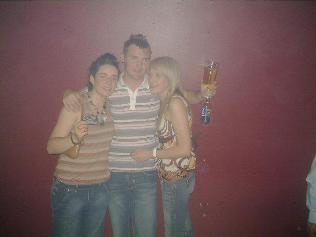 Exif-JPEG-422 : Out Last Night pictures in Derry bars in May 2005.