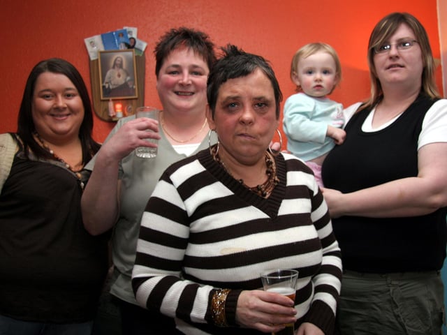Carolann, Majella, Natasha, Sionainn join in the birthday celebrations with Sharon 0099JML : Parties and celebrations March 2006: Sharon McClelland.