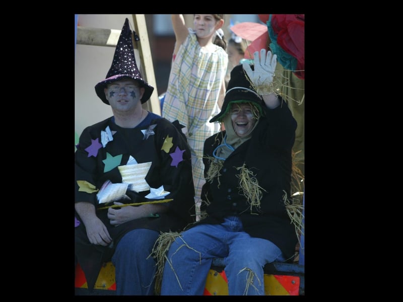 Kevin and Elaine Young enjoying the craic at the Golden Link Festival parade. (2608JB32)
