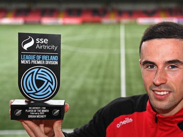 Derry City's Jordan McEneff with his SSE Airtricity/SWI Player of the Month award for February, at the Ryan McBride Brandywell Stadium. Picture by Piaras Ó Mídheach/Sportsfile