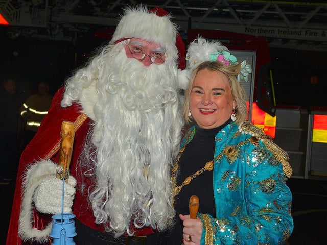 Santa and Mayor Sandra Duffy at the Derry Christmas procession on Sunday evening last. Photo: George Sweeney. DER2248GS - 18