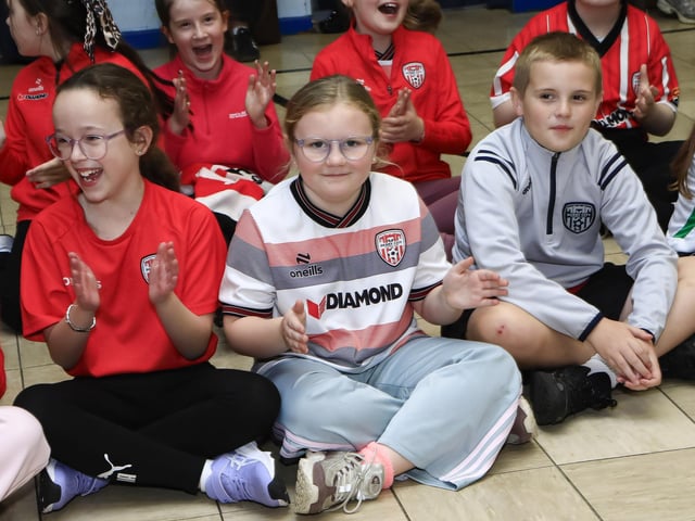 Derry City player Christy Grogan and senior coach Niall McGinn visiting St. Anne’s PS in the run up to their FAI Cup final against Waterford. (Photo - Tom Heaney, nwpresspics)