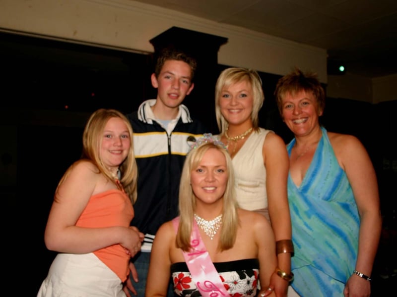 Emma Harkin pictured with her family brother Patrick, sisters Lisa, Jayne and mum Vivien at the 21st birthday party in Pitchers. 4006/dd : .