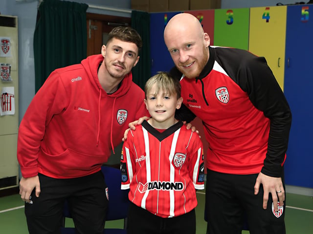 Derry City  players Gavin Whyte & Liam Boyce visiting Greenhaw PS in the run up to their IFA Cup final against Waterford. (Photo - Tom Heaney, nwpresspics) : .