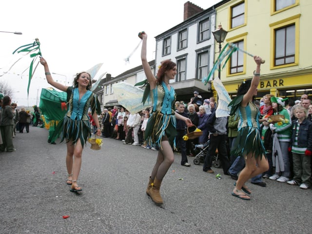 Dancers from Rodden's Backyard Carnival Group. (1803C43) : St Patrick's Day Buncrana 2005.