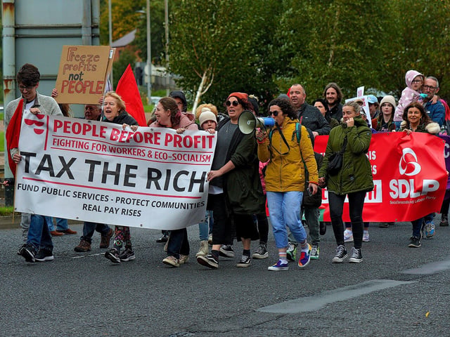 The Derry Against Fuel Poverty march and rally makes its way along Duke Street on Saturday afternoon last. Photo: George Sweeney. DER2239GS – 115