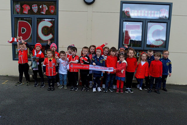 Pupils from Gaelscoil Eadain Mhoir’s Rang 1 will be cheering for Derry City in Sunday’s FAI Cup Final against Shelburne. Photo: George Sweeney  DER2244GS – 30