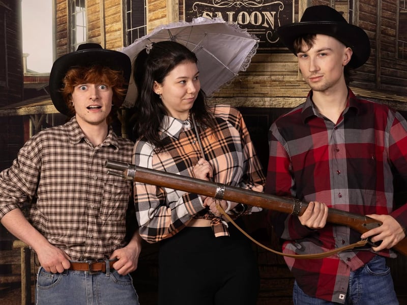 Members of the ensemble of Oklahoma.
