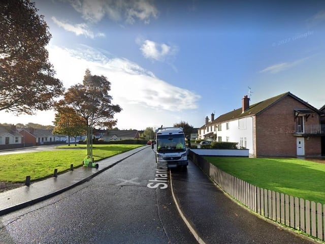Shantallow Avenue (Ascaill Sheantalaimh). The generally accepted origin of the name Shantallow is Seantalamh (old ground) (Dictionary of Ulster Place Names), although Bryson suggests that it is derived from na Sean-t-Saileacha (old sallies/willows). The name is generally treated as masculine, with genitive form Seantalaimh. Talún is the genitive form of talamh only when treated as feminine.