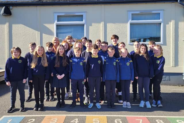 Páistí rang 7 i nGaelscoil Éadain Mhóir a bhain Comórtas Dramaíochta an Iarrthuiscirt le déanaí.