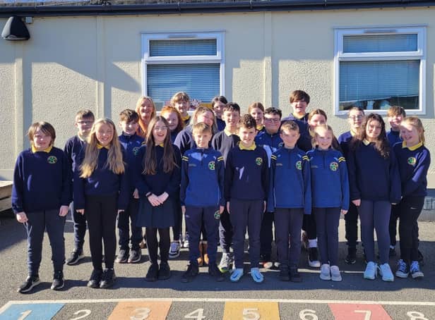 Páistí rang 7 i nGaelscoil Éadain Mhóir a bhain Comórtas Dramaíochta an Iarrthuiscirt le déanaí.