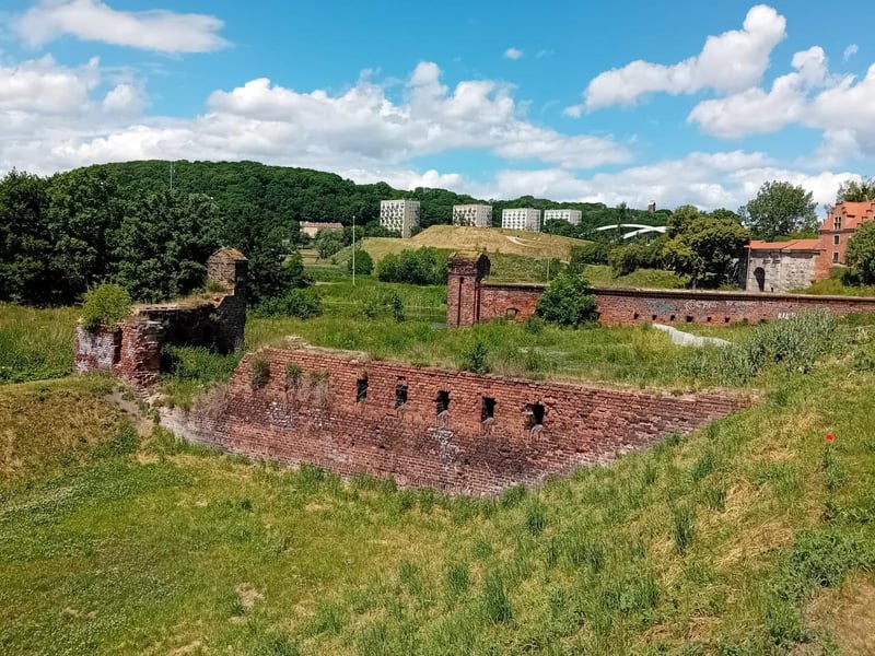A series of historic bastions and fortifications bound the southern fringes of Gdánsk city centre.