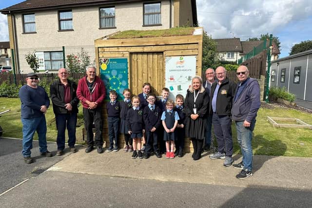 Staff and pupils of Gaelscoil na Daróige and members of the Glen Men's Shed with the new pollinator-friendly shed.