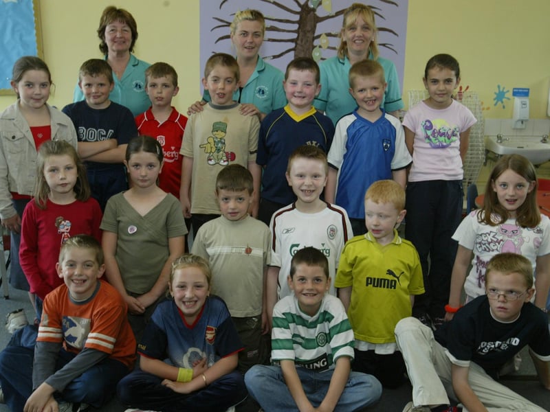 Jack & Jill playgroup leaders Hazel Halus, Kim Curran and Eleanor Gallagher pictured with participants of the summer scheme. (0108JB73):Derry youngsters enjoying summer in August 2003