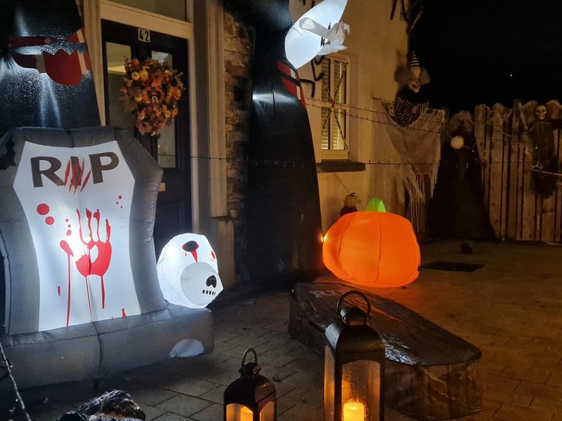The brilliant Halloween decorations at Ivy Mead Hillocks are drawing crowds and encouraging donations to support the Northlands Addiction Centre.
