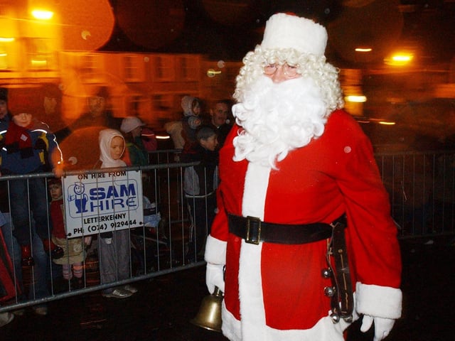 Santa delights the waiting crowds. (0612PG66) : Christmas in Inishowen in 2005.