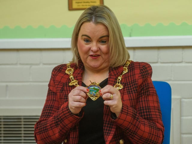 The Mayor, Councillor Sandra Duffy paid a visit to St Oliver Plunkett PS in Strathfoyle as part of Derry City and Strabane District Council’s Local Democracy Week where she was joined by Councillor Rachal Ferguson and pupils from Primary 7. Following a series of questions and answers the children all tried the Mayoral Chain on. Picture Martin McKeown. 23.11.2:.
