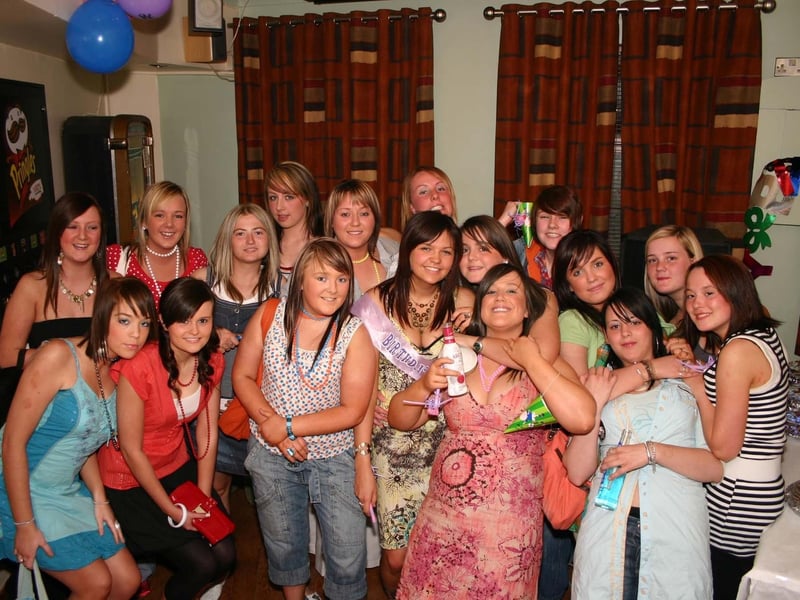 The Girls having fun at Shannon Doherty's 18th in the Abercorn. 4168/dd : Parties and celebrations June 2006: Shannon Doherty.