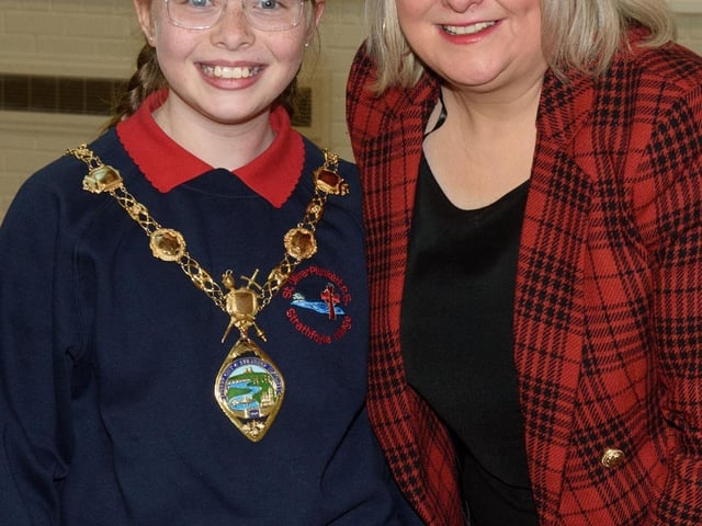 The Mayor, Councillor Sandra Duffy paid a visit to St Oliver Plunkett PS in Strathfoyle as part of Derry City and Strabane District Council’s  Local Democracy Week where she was joined by Councillor Rachal Ferguson and pupils from Primary 7. Following a series of questions and answers the children all tried the Mayoral Chain on. Picture Martin McKeown. 23.11.2:.