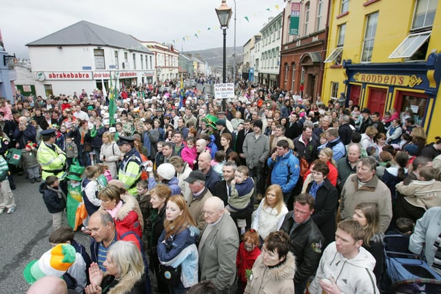 The large crowd on Buncrana Main Street for the annual St. Patrick's Day parade. (1803C47) : St Patrick's Day Buncrana 2005.