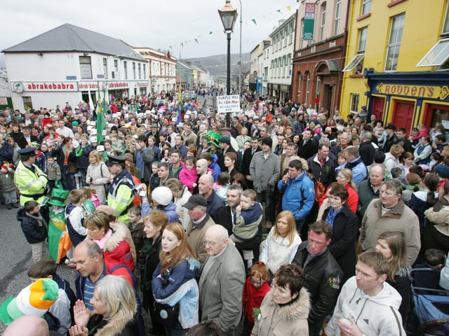The large crowd on Buncrana Main Street for the annual St. Patrick's Day parade. (1803C47) : St Patrick's Day Buncrana 2005.