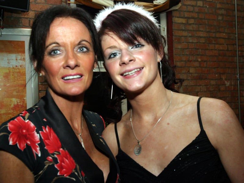Suzanne celebrates her 18th birthday with her mum Marie at Bar Zu 0036/JML : .