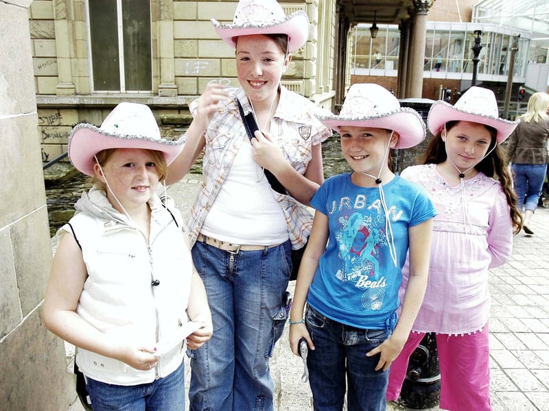 Colleen, Derdra, Aoife and Emer outside the Millenium Forum waiting to hear Girls Aloud. : .